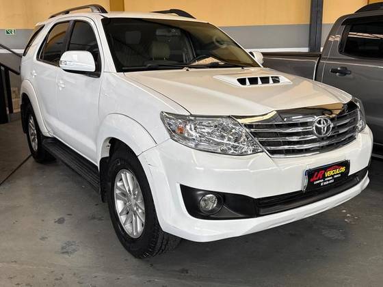 TOYOTA HILUX SW4 3.0 SRV 4X4 7 LUGARES 16V TURBO INTERCOOLER DIESEL 4P AUTOMÁTICO